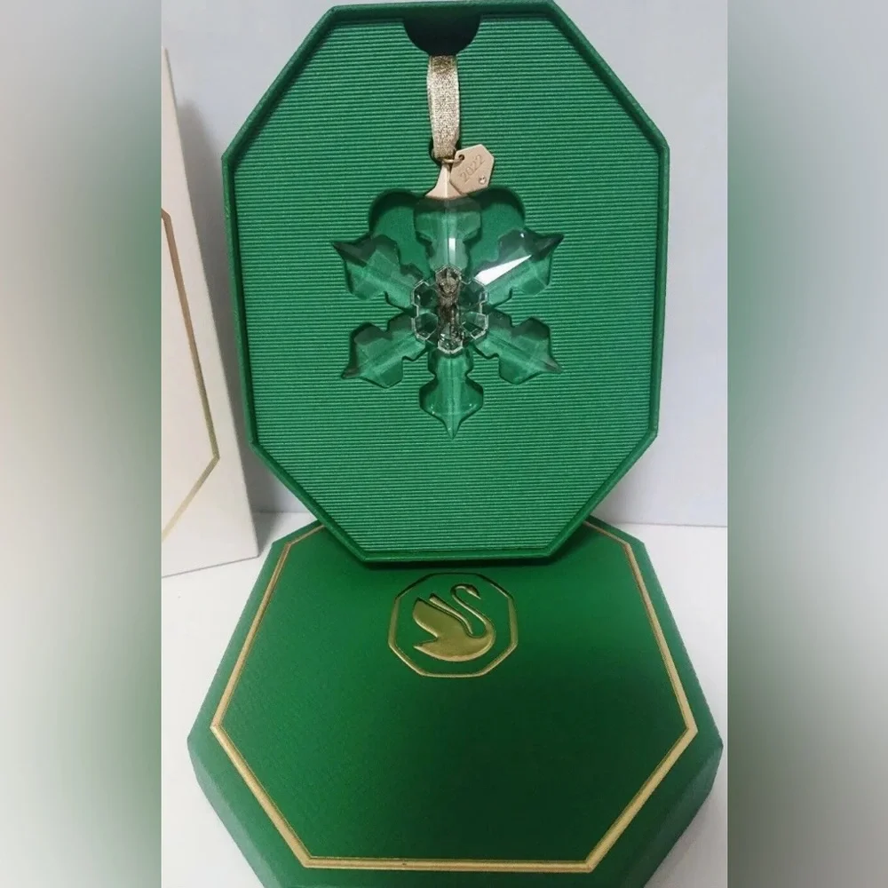 Swarovski 2022 Annual Ornament - Picture 2 of 6
